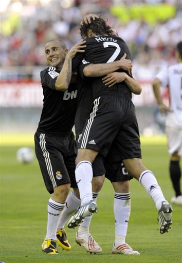 日本队2026年世界杯球衣：深蓝色底色+浅蓝色波浪状图案（日本队2026世界杯新球衣：深蓝主色，浅蓝波浪纹点缀）