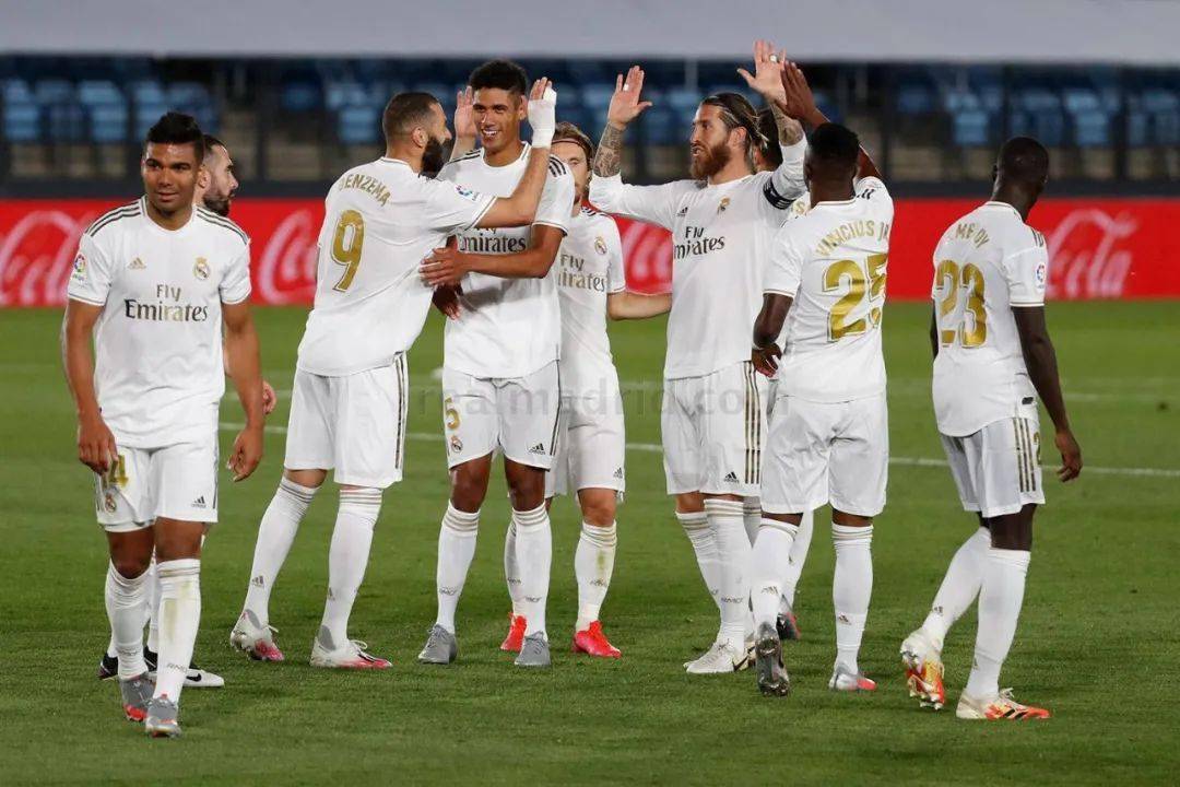 不服！弗兰克：不理解西蒙斯为何改判红牌，也不理解罗梅罗吃第二张黄牌（弗兰克质疑判罚：不理解西蒙斯改判红牌，同样不解罗梅罗吃到第二张黄牌）