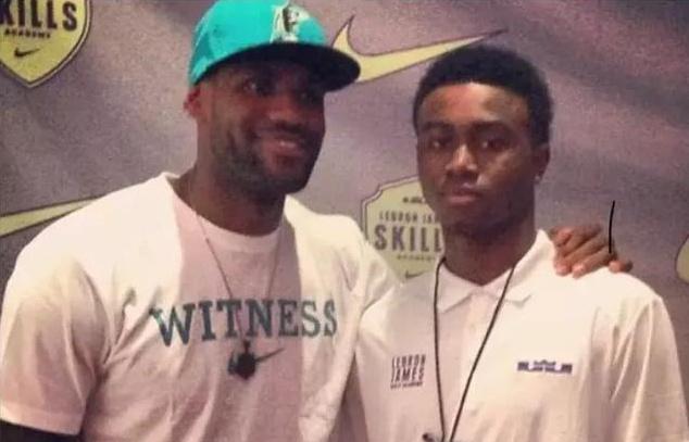 球员直接摊手，态度很明显（球员摊手示意，态度一目了然）