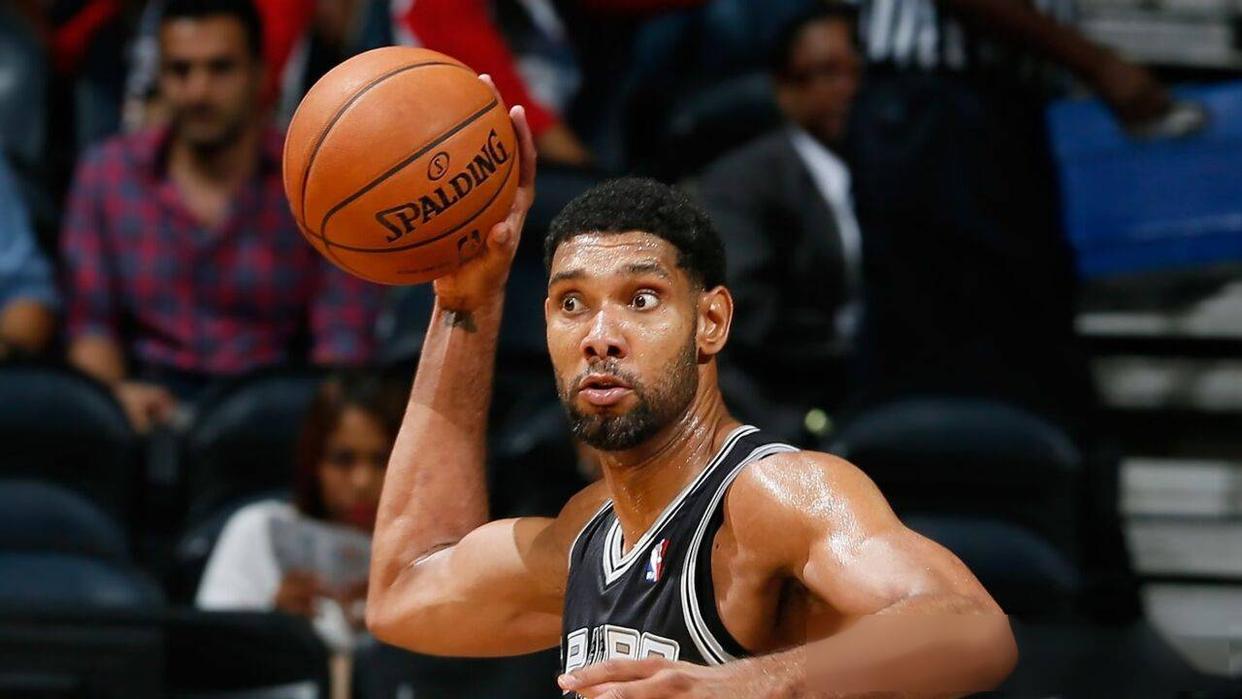 雪花飘飘北风萧萧，记者：世界杯抽签仪式场外下着大雪（大雪纷飞北风呼啸，世界杯抽签仪式场外寒风凛冽）