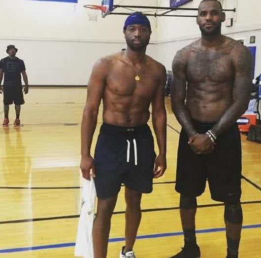 懂球帝2025年10月足坛MVP：姆巴佩蝉联！（懂球帝公布2025年10月足坛MVP：姆巴佩再度当选）