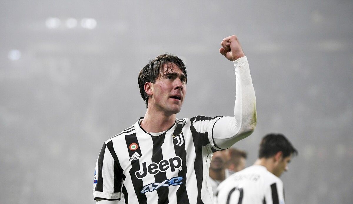 中甲冠军辽宁铁人队在沈阳故宫拍全家福：致敬历史，开启未来