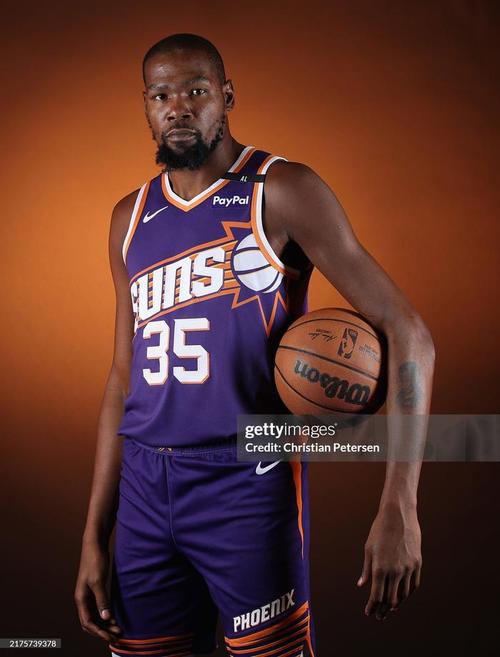 邮报：明年世界杯上下半场中段设强制补水时间，每次三分钟（邮报：明年世界杯每半场中段将设3分钟强制补水暂停）