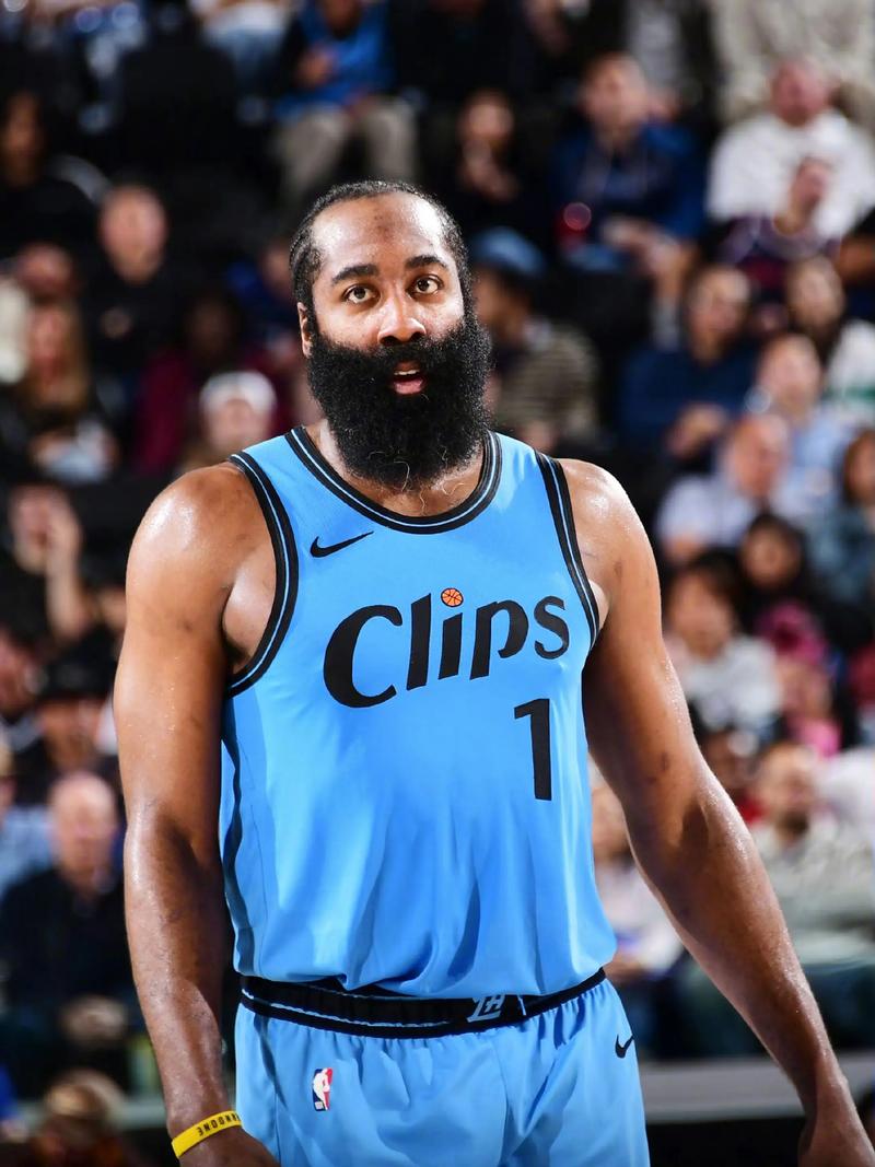 库里三分雨再现，对手毫无办法（库里再掀三分风暴，对手束手无策）