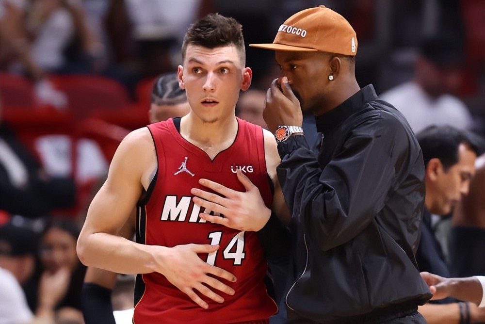 克罗斯评历史最佳11人：C罗左边锋，梅西前腰，马尔蒂尼入选（克罗斯评选史上最佳11人：C罗司职左翼，梅西担任前腰，马尔蒂尼在列）