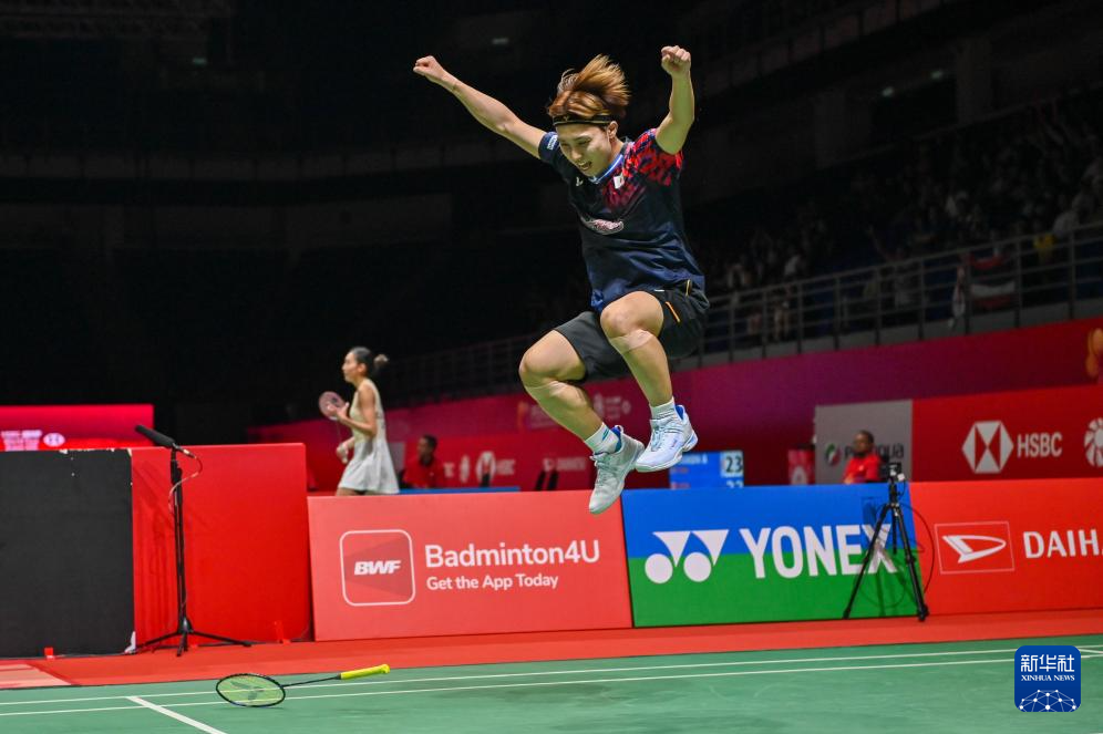 通过与当地 通过与当地